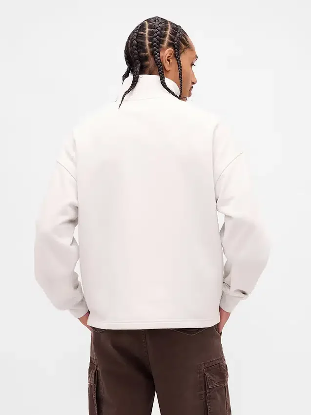 Tung, oversized genser med logo og kvart glidelås