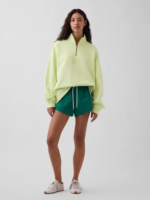 Tung, oversized genser med logo og kvart glidelås