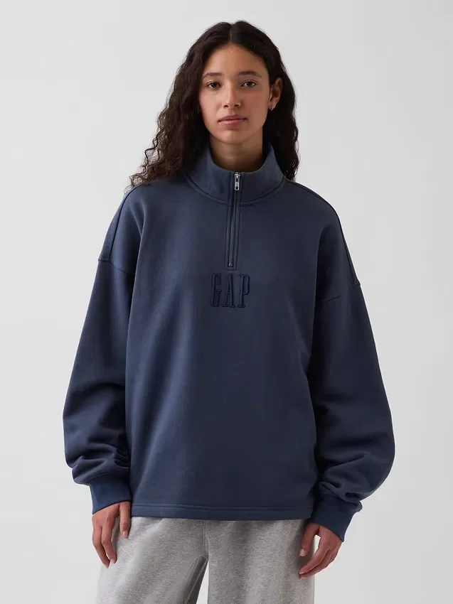 Tung, oversized genser med logo og kvart glidelås