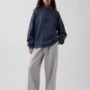 Tung, oversized genser med logo og kvart glidelås