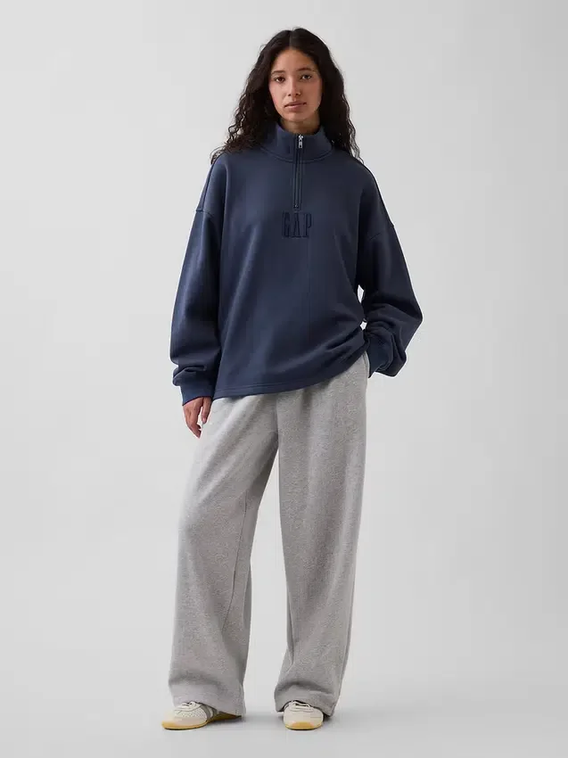 Tung, oversized genser med logo og kvart glidelås