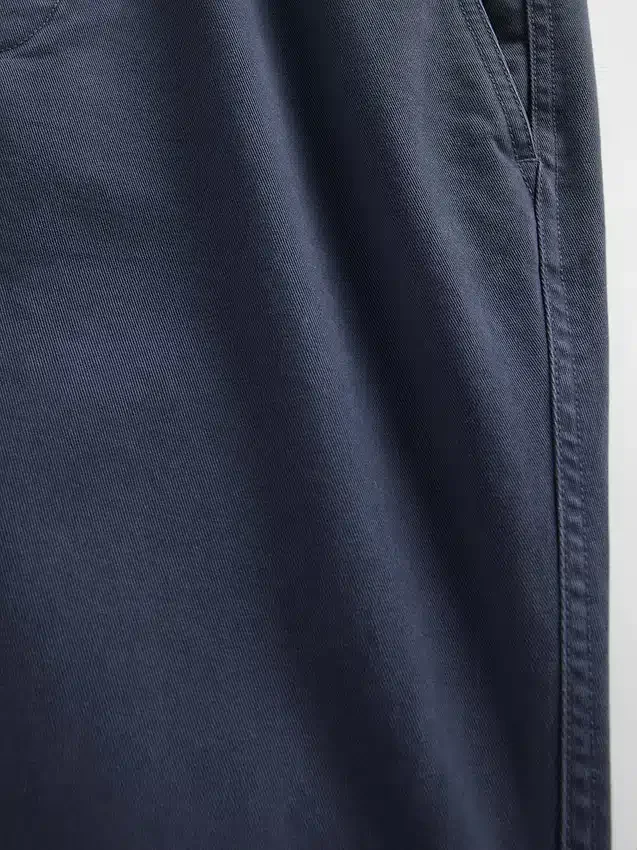Tung twill-kaki med avslappet, rett passform