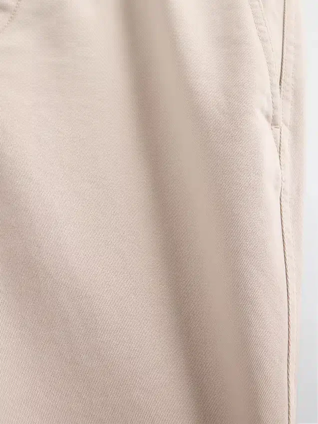 Tung twill-kaki med avslappet, rett passform