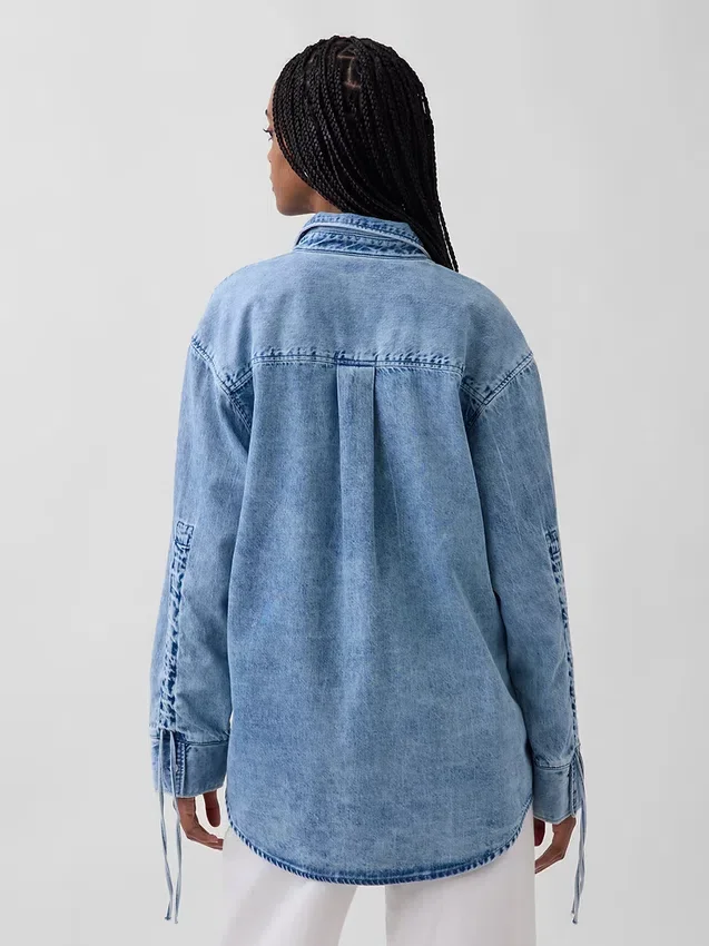Ultramyk denimskjorte i oversized passform med rynkede ermer