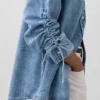 Ultramyk denimskjorte i oversized passform med rynkede ermer