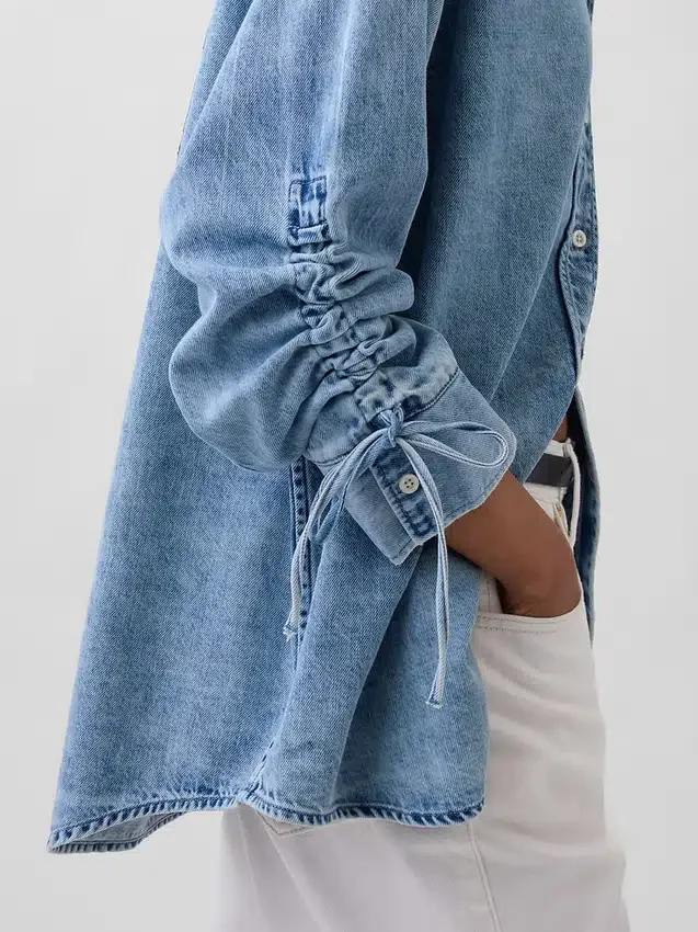 Ultramyk denimskjorte i oversized passform med rynkede ermer