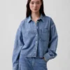 Ultramykt denimskjorte i oversized-modell med rett kant og kort lengde