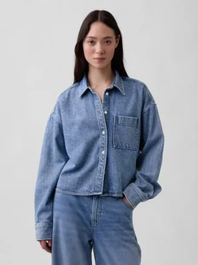Ultramykt denimskjorte i oversized-modell med rett kant og kort lengde