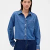 Ultramykt denimskjorte i oversized-modell med rett kant og kort lengde