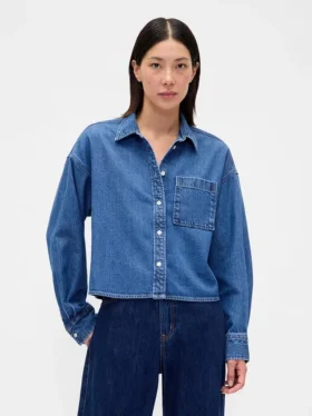 Ultramykt denimskjorte i oversized-modell med rett kant og kort lengde