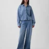 Ultramykt denimskjorte i oversized-modell med rett kant og kort lengde