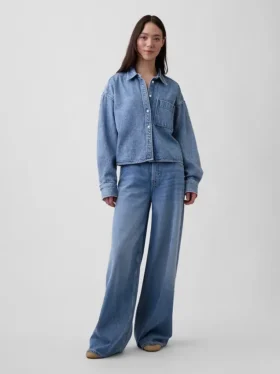 Ultramykt denimskjorte i oversized-modell med rett kant og kort lengde