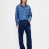 Ultramykt denimskjorte i oversized-modell med rett kant og kort lengde