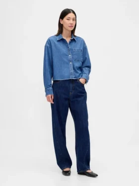 Ultramykt denimskjorte i oversized-modell med rett kant og kort lengde