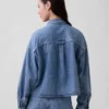 Ultramykt denimskjorte i oversized-modell med rett kant og kort lengde