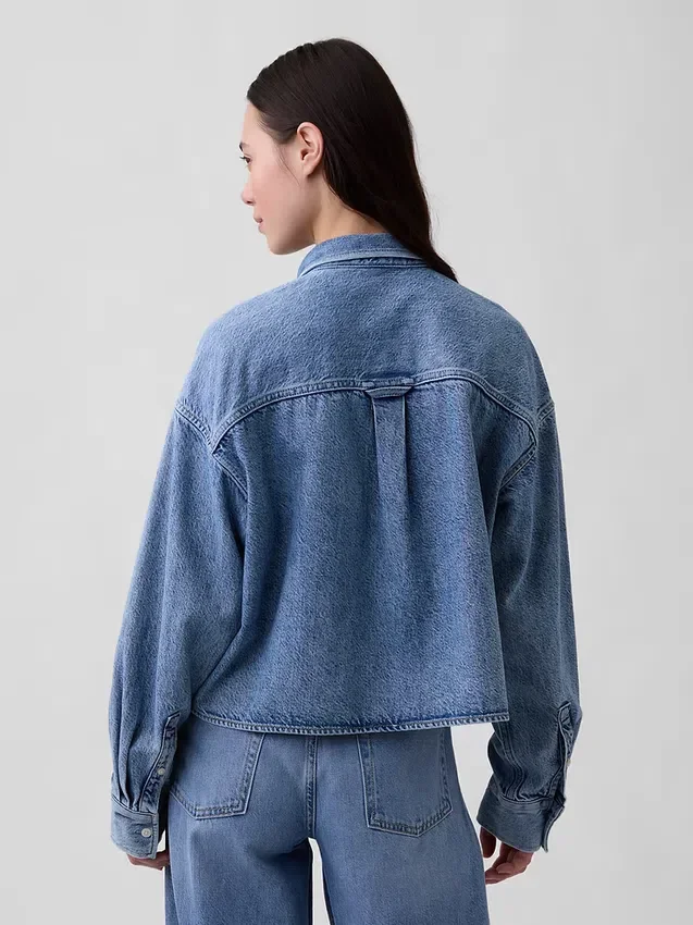 Ultramykt denimskjorte i oversized-modell med rett kant og kort lengde