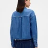 Ultramykt denimskjorte i oversized-modell med rett kant og kort lengde