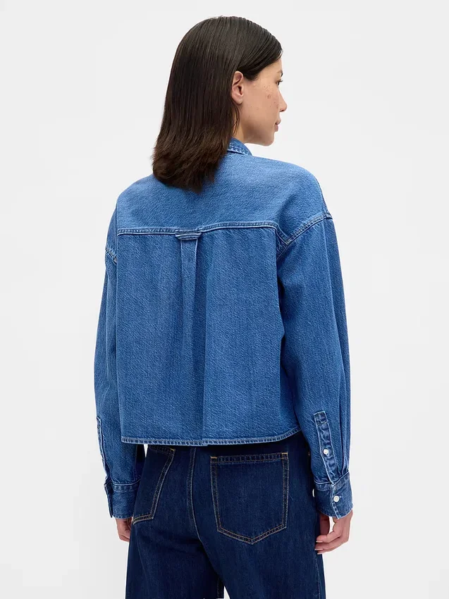 Ultramykt denimskjorte i oversized-modell med rett kant og kort lengde