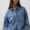 Ultramykt denimskjorte i oversized-modell med rett kant og kort lengde