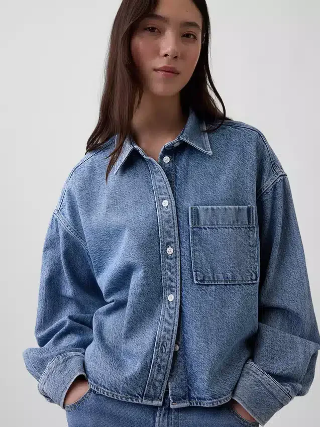 Ultramykt denimskjorte i oversized-modell med rett kant og kort lengde
