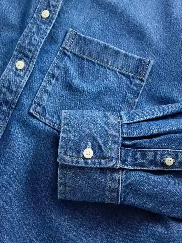 Ultramykt denimskjorte i oversized-modell med rett kant og kort lengde