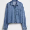 Ultramykt denimskjorte i oversized-modell med rett kant og kort lengde