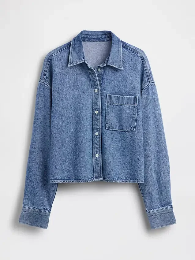 Ultramykt denimskjorte i oversized-modell med rett kant og kort lengde