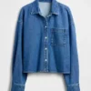 Ultramykt denimskjorte i oversized-modell med rett kant og kort lengde