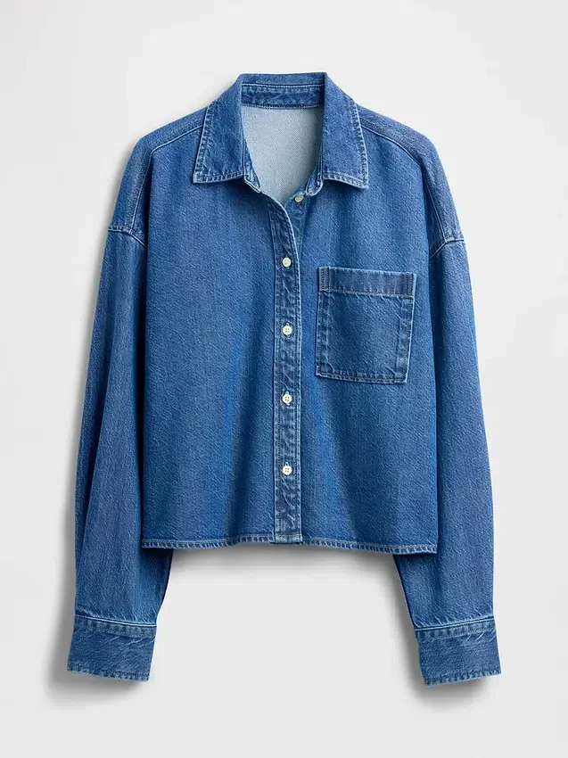 Ultramykt denimskjorte i oversized-modell med rett kant og kort lengde