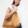 Vegansk slouchy tote-veske i semsket skinn