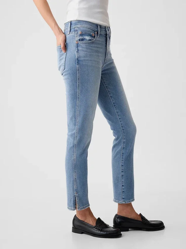 Vintage-jeans med middels høy midje, smal passform og splittet kant